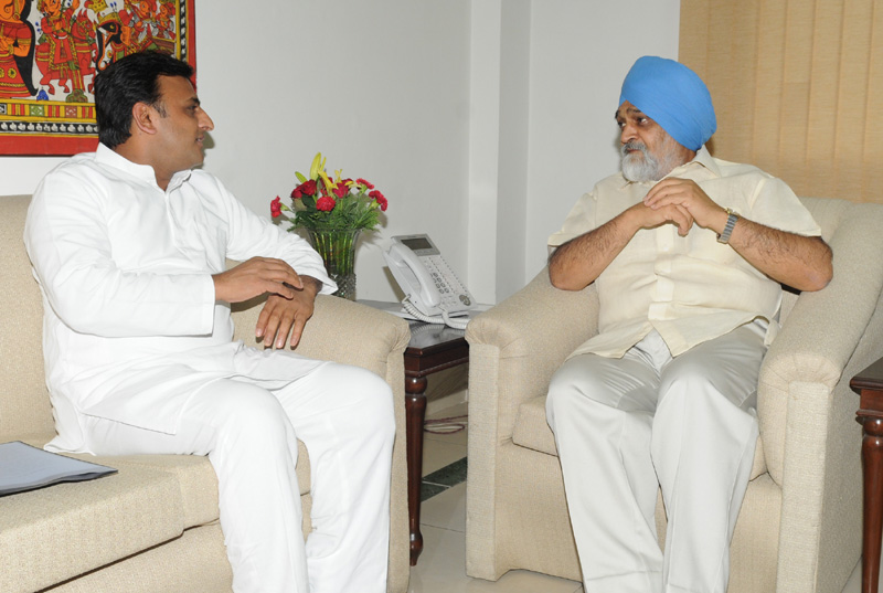 The Chief Minister of Uttar Pradesh, Shri Akhilesh Yadav meeting the...