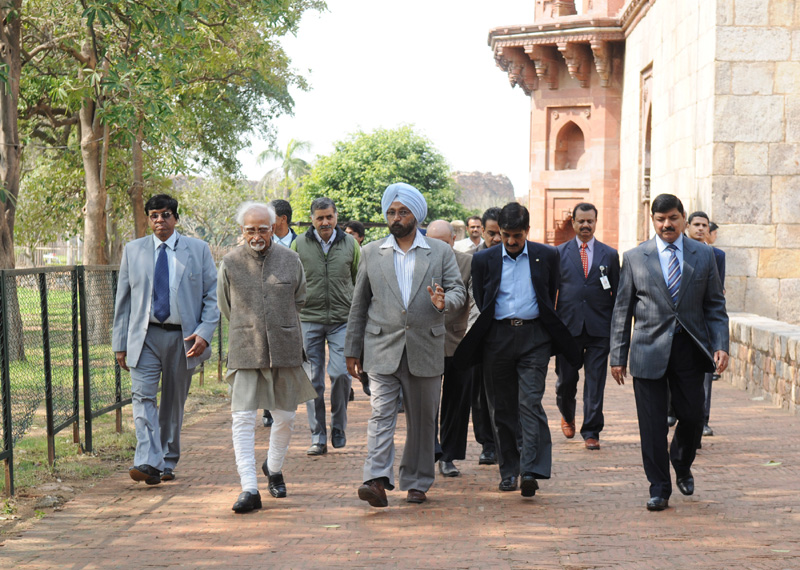 The Vice President, Shri Mohd. Hamid Ansari arrives at Old Fort...