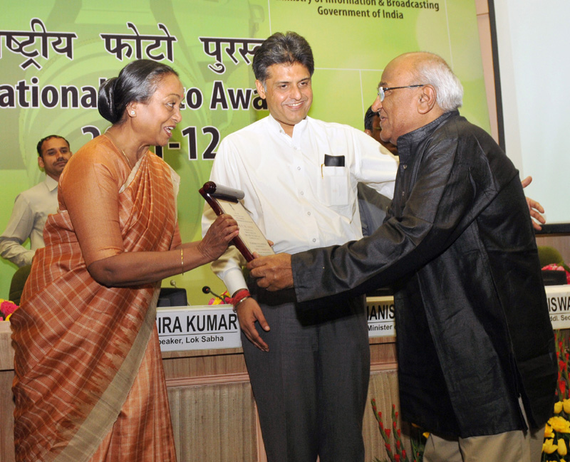The Speaker, Lok Sabha, Smt. Meira Kumar presenting the 2nd National Photo Award 2011...