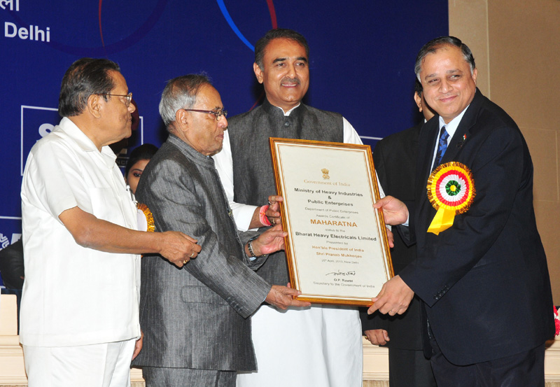 The President, Shri Pranab Mukherjee presented the SCOPE Meritorious Awards, on the occasion of the fourth Public Sector Day function, in New Delhi