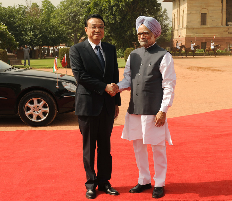 The Prime Minister, Dr. Manmohan Singh meeting the Premier of the State Council of the People’s Republic of China, Mr. Li Keqiang, at the Ceremonial Reception, at Rashtrapati Bhavan, in New Delhi