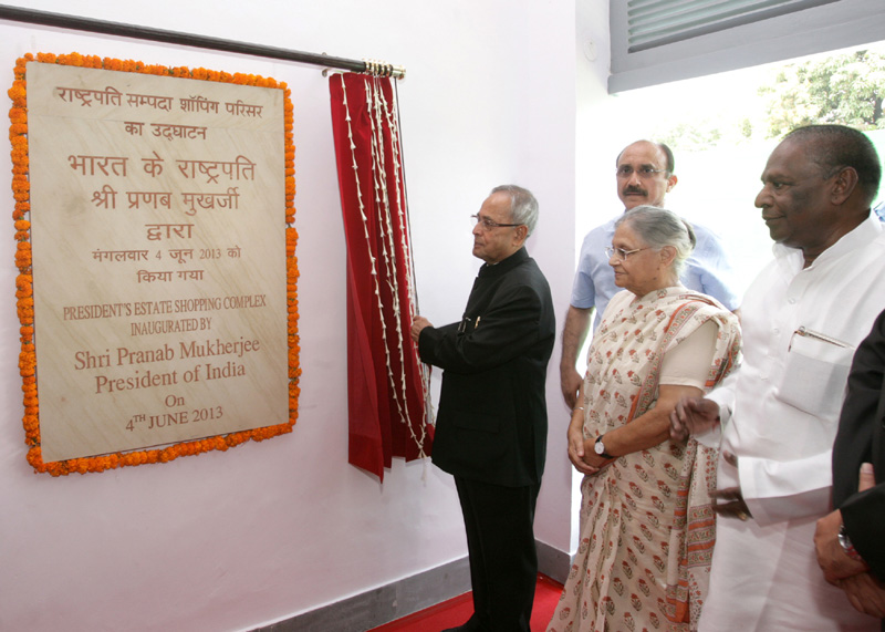 The President, Shri Pranab Mukherjee unveiling the plaque to inaugurate the President’s Estate...