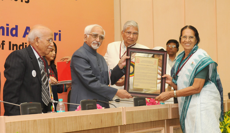 The Vice President, Shri Mohd. Hamid Ansari presenting the 16th Mahaveer Award...