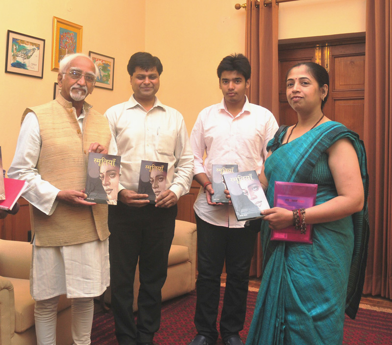 The Vice President, Shri Mohd. Hamid Ansari releasing the book "Smritiyan"...