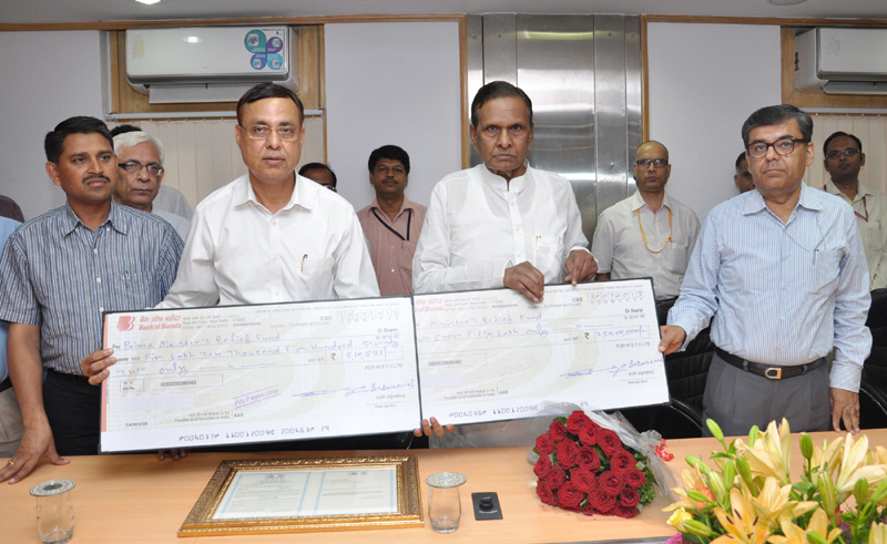 The Union Steel Minister, Shri Beni Prasad Verma receiving a cheque of...