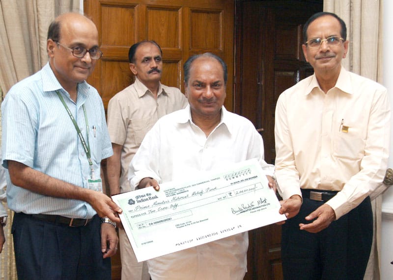 The CMD, Hindustan Aeronautics Ltd.(HAL), Shri R.K. Tyagi presenting the dividend cheque..