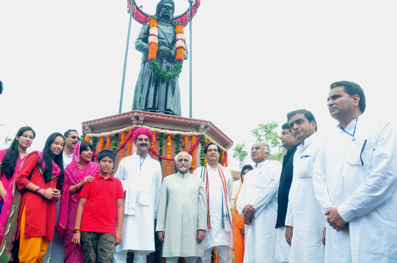 The Vice President, Shri Mohd. Hamid Ansari unveiled the statue of Late Maharaja Jai Singh...