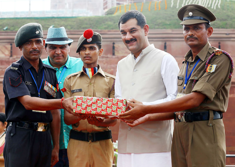 The Minister of State for Defence, Shri Jitendra Singh presenting a gift to the leader...