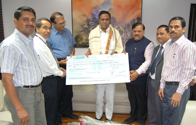The Union Steel Minister, Shri Beni Prasad Verma being presented a dividend cheque...