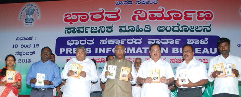 The Union Minister for Railways, Shri Mallikarjun Kharge releasing the booklets...