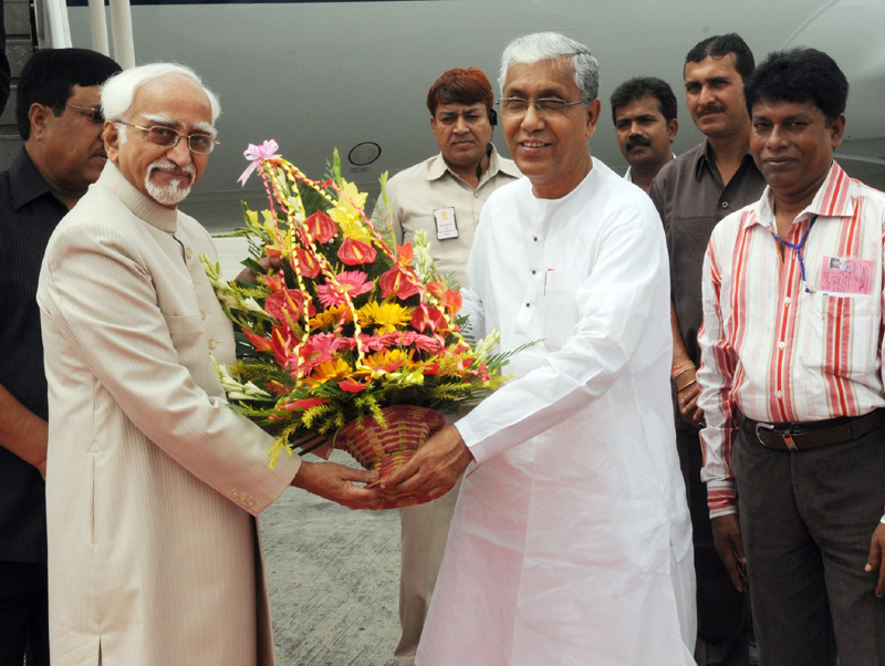 The Vice President, Shri Mohd. Hamid Ansari being received by the Chief Minister of Tripura...