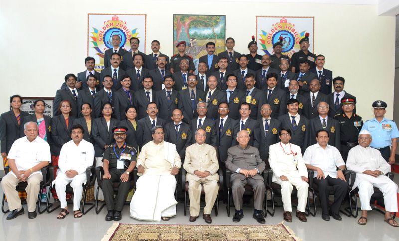 The President, Shri Pranab Mukherjee, the Governor of Karnataka, Shri H.R. Bhardwaj...