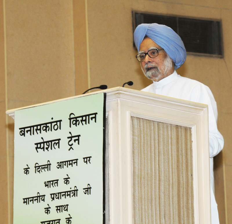 The Prime Minister Dr. Manmohan Singh addressing the farmers from Banaskantha,...