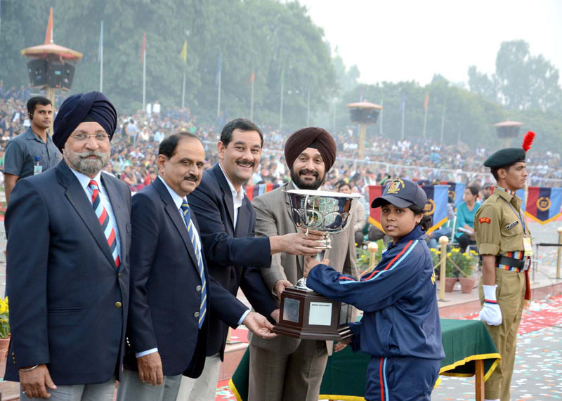 The Minister of State for Defence, Shri Jitendra Singh presenting trophy to the winner...
