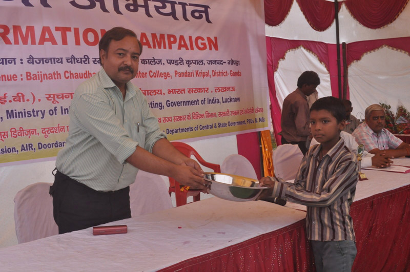 The Nodal Officer, Shri Sudhir Pandey distributing the prizes at the Jan Soochna Abhiyan...