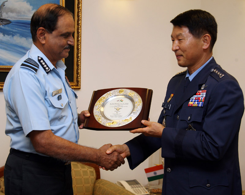 The Air Force Chief of Staff, Republic of Korea, General Sung II Hwan presenting a memento...