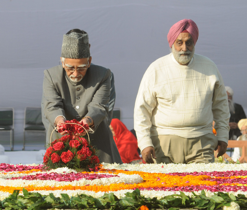 The Vice President, Shri Mohd. Hamid Ansari paying floral tributes at the...