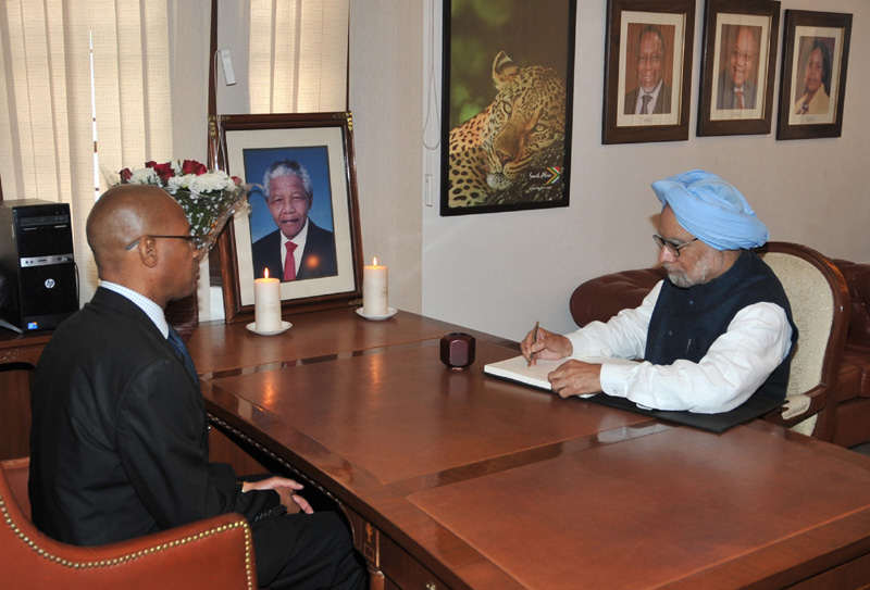 The Prime Minister, Dr. Manmohan Singh pays tribute to the former President of South Africa,...