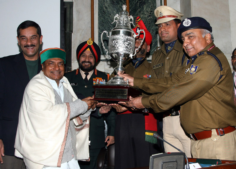 The Defence Minister, Shri A. K. Antony presenting trophy to CRPF...