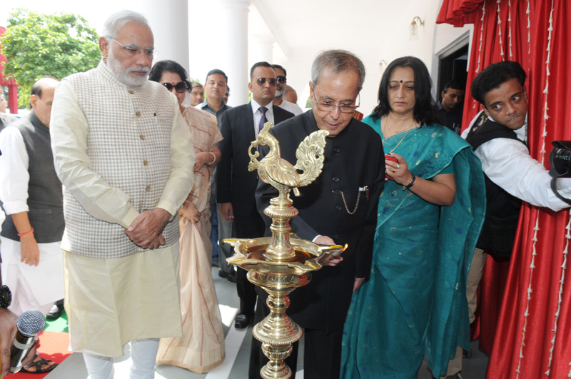 The President, Shri Pranab Mukherjee lighting the lamp to dedicate the Rashtrapati Bhavan Museum to the Nation, in New Delhi