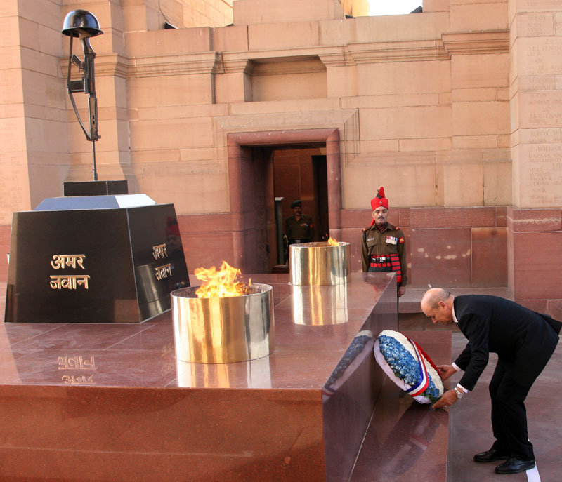 The French Defence Minister, Mr. Jean-Yves Le Drian laying wreath at Amar Jawan Jyoti, in New Delhi