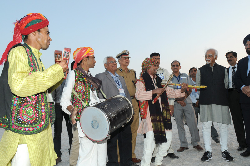 The Vice President, Shri Mohd. Hamid Ansari visiting the White Desert in Ran of Kachch, in Gujarat