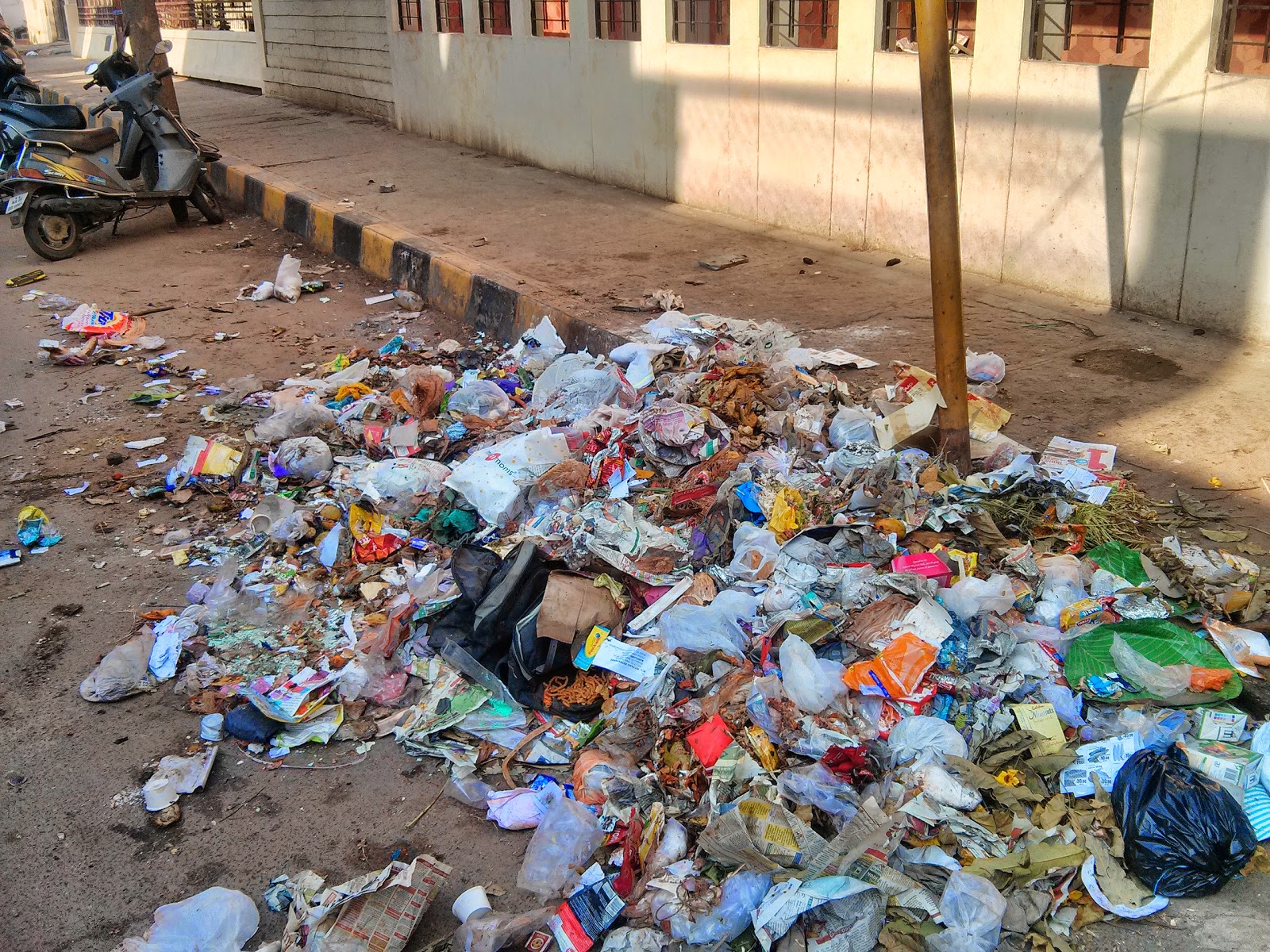 "SWACHH BHARAT" BUT CAPITAL GOES FILTHY - FLOWING GARBAGE ON ROADS AND ..