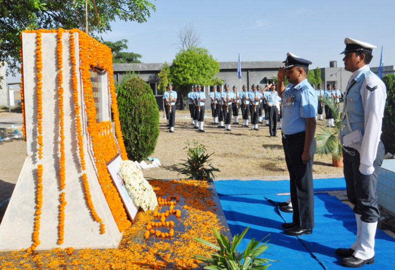 The Indian Air Force (IAF) personnel of Air Force Station Bathinda paying tribute to..