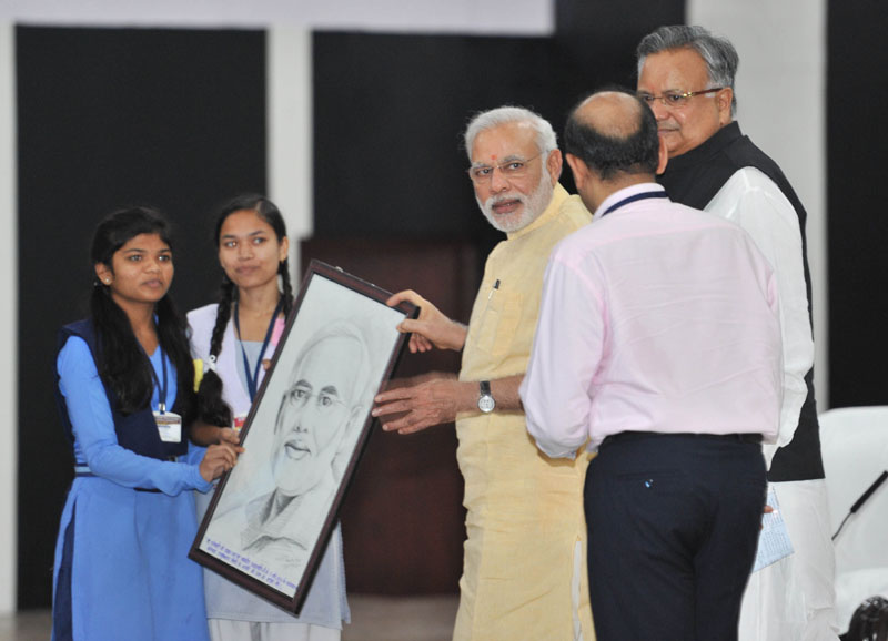 The Prime Minister, Shri Narendra Modi being presented a portrait of him, at Livelihood College, in Dantewada, Chhattisgarh