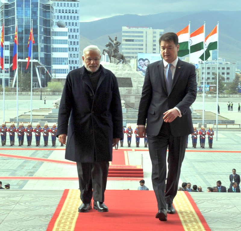 The Prime Minister, Shri Narendra Modi, during the Ceremonial Welcome, at the State Palace, in Mongolia