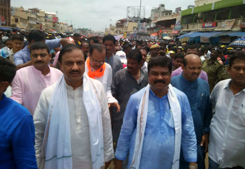 The Minister of State for Culture (Independent Charge), Tourism (Independent Charge) and Civil Aviation, Dr. Mahesh Sharma participating in Mahaprabhu Sree Jagannath Nabakalebara Rath Yatra 2015, at Puri, Odisha
