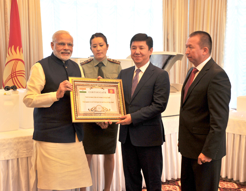 The Prime Minister, Shri Narendra Modi handing over the Certificate of gifts of ...