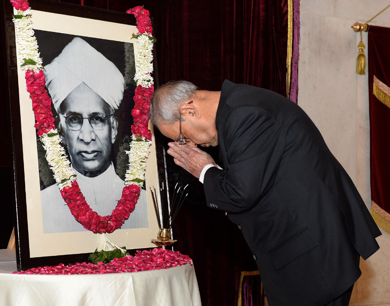 The President, Shri Pranab Mukherjee paying homage at ..