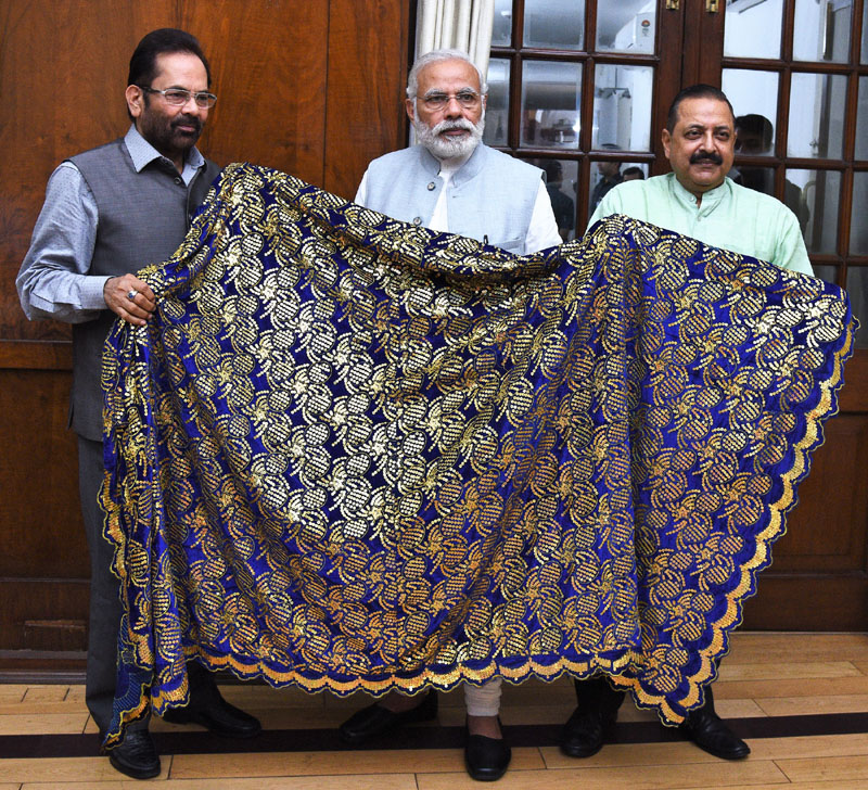 The Prime Minister, Shri Narendra Modi hands over Chaadar to be offered at..